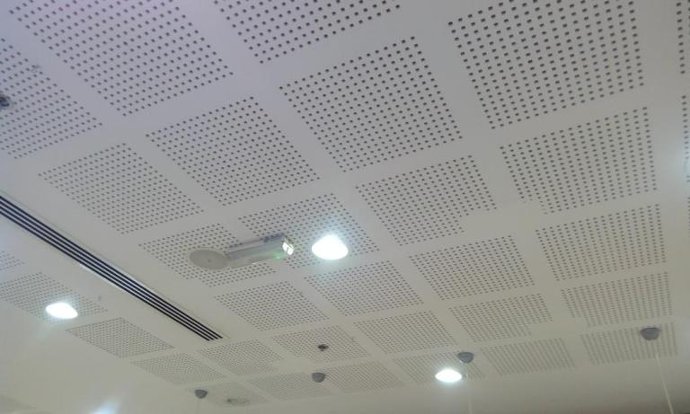 Pourquoi choisir des dalles de plafond acoustiques pour un bureau ?